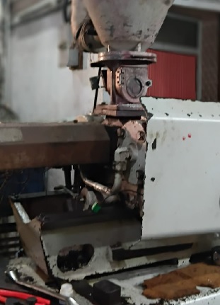 Po Yuen 100 Ton Injection Moulding Machine - 3